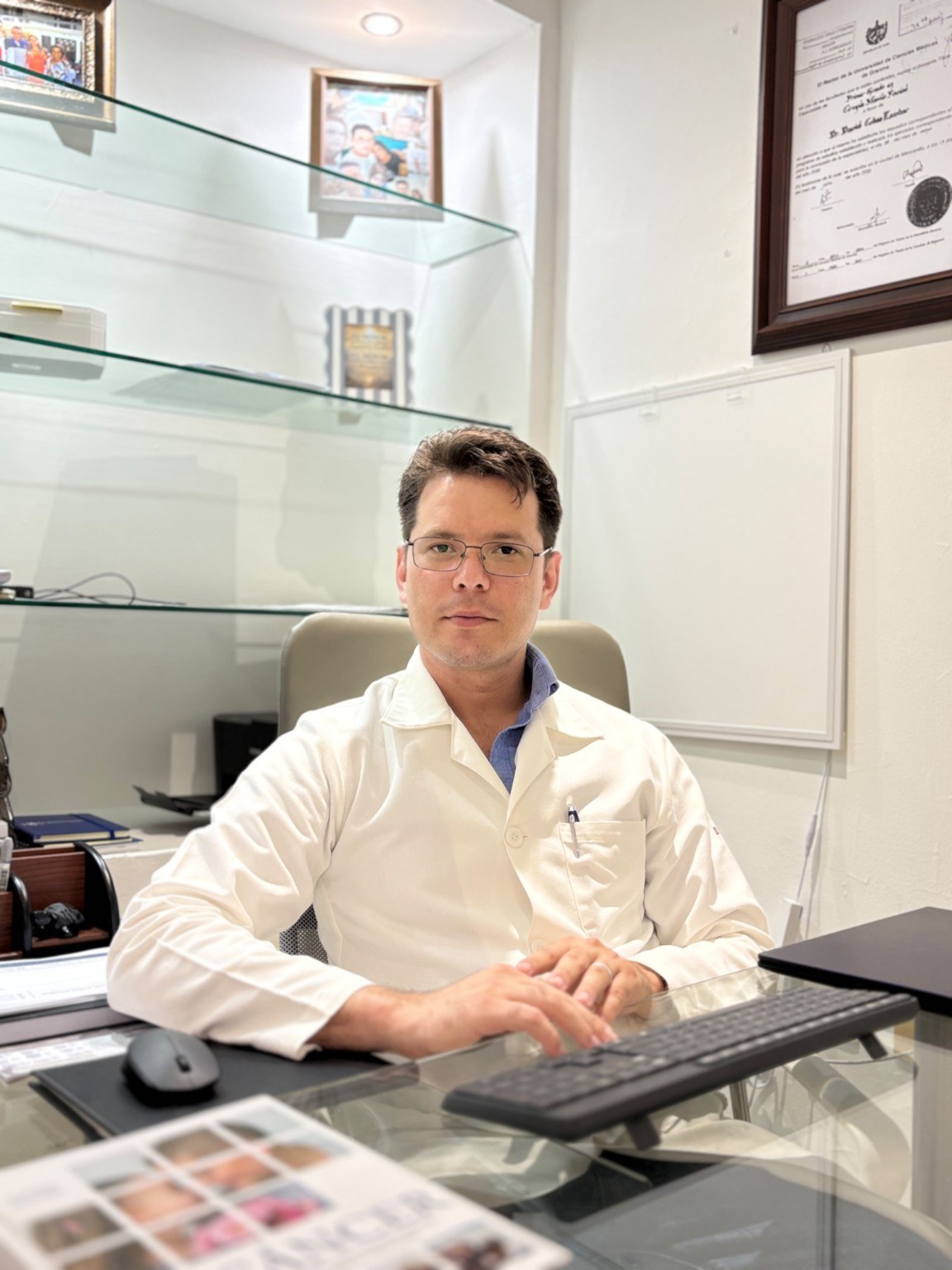 Dr. David Cubas Escobar en consultorio