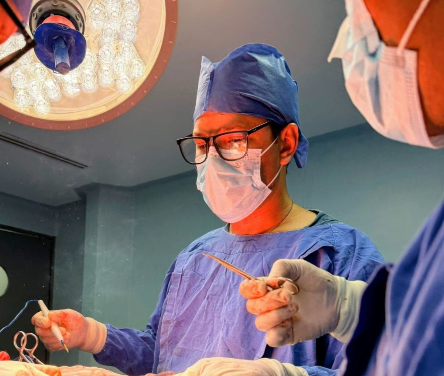 Dr. David Cubas Escobar durante actividad quirúrgica en quirófano